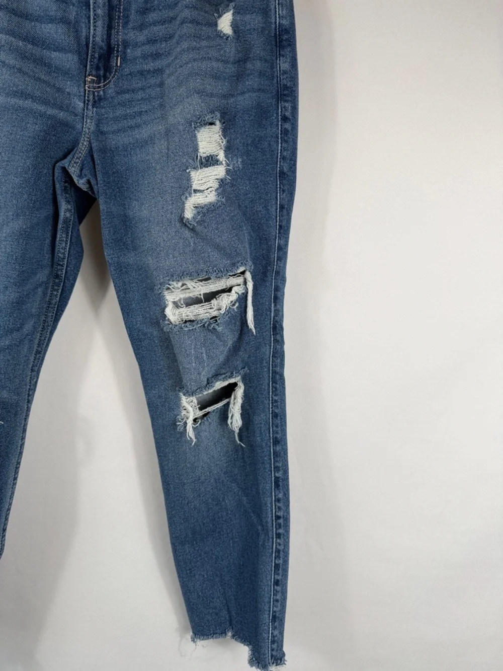 Hollister High-Rise Slim Straight Leg Cropped Distressed Jean Size‎ 7S, W27/L25.
